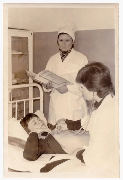 Лікар проводить аускультації пацієнта у лікарні (vintage фото) — стокове фото