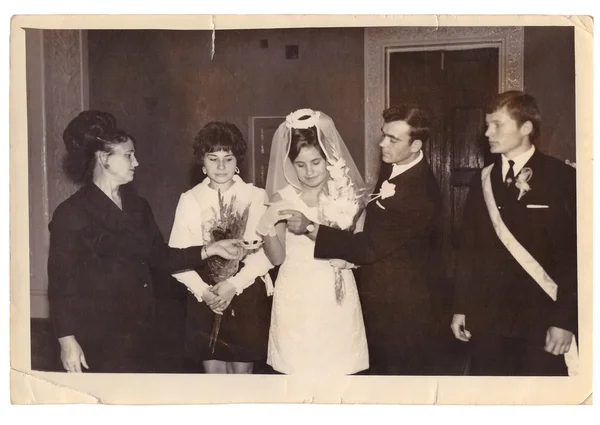 Cerimônia solene de casamento no escritório de registro (foto do vintage, 1960 ) — Fotografia de Stock
