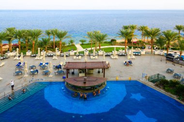 SHARM EL SHEIKH, EGYPT - 16 Eylül 2020: Kimliği belirsiz insanlar popüler Stella Di Mare Sharm Beach Hotel & Spa 5 'te dinleniyor * Naama Körfezi, Sharm El Sheikh, Mısır. Deniz manzarası ve havuz barı, yukarıdan manzara