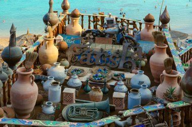 SHARM EL SHEIKH, EGYPT - 19 Eylül 2019: Hadaba, Sharm El Sheikh, Mısır 'daki popüler Farsha Kafe' nin güzel manzarası. Özgün iç mekanın ayrıntıları