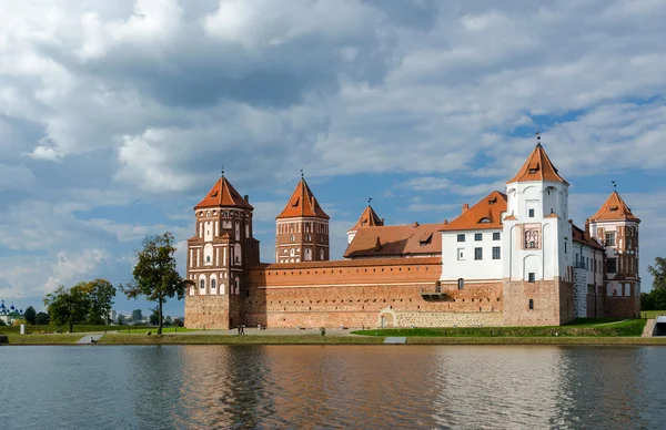 Wit-Rusland, kasteel mir, een prachtig uitzicht vanaf het meer — Stockfoto