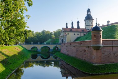 sabah nesvizhsky Kalesi'nin duvarları yakınında