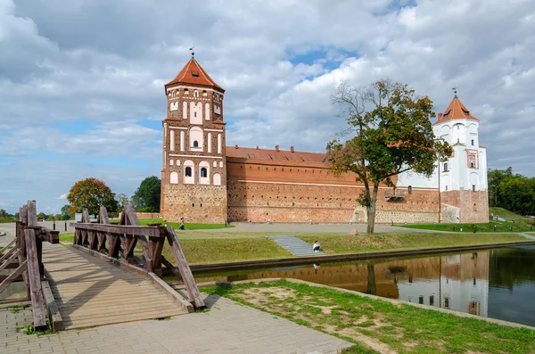 Vitryssland. vägen genom bron till mir slott — Stockfoto