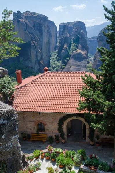 Grecia, Meteore, cortile nel monastero di Santa Barbara — Foto Stock