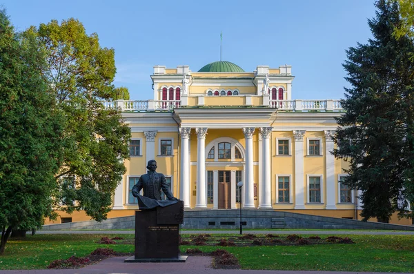Bielorussia, Gomel, Palazzo Rumyantsev-Paskevich e monumento di Coun — Foto Stock