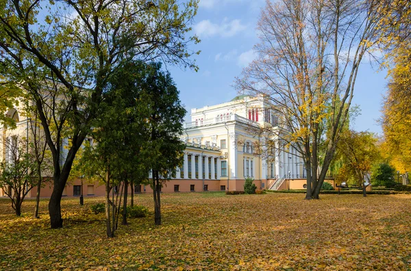 Дворец Румянцевых-Паскевичей в осеннем парке — стоковое фото