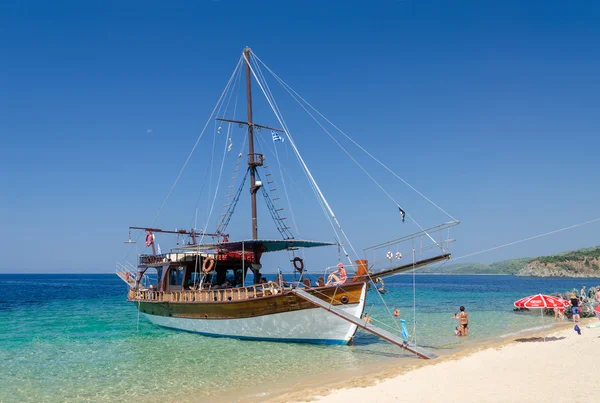 Crucero "El tridente de Poseidón". Barco de recreo en la península de Sithonia, Grecia — Foto de Stock