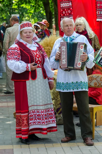 Discurso de conjunto amador em trajes nacionais bielorrussos — Fotografia de Stock
