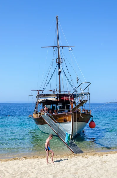 Ausflugsboot auf der Halbinsel Sithonia, Griechenland — Stockfoto