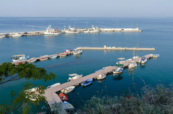 Griekenland, uitzicht op de pier met vissersboten — Stockfoto