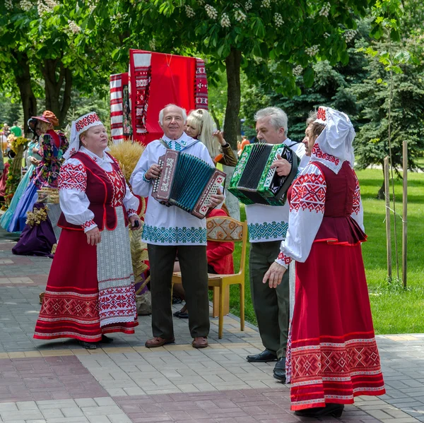 Discurso de conjunto amador em trajes nacionais bielorrussos — Fotografia de Stock