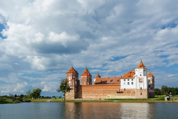 Belarus, Mir Castle Complex, view from the lake — Stock Photo, Image