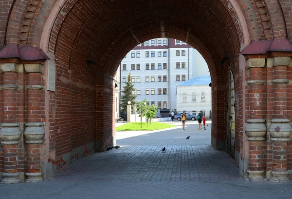 Kasan. Blick auf den Stadthof durch den Bogen des Glockenturms der Epiphaniakirche — Stockfoto