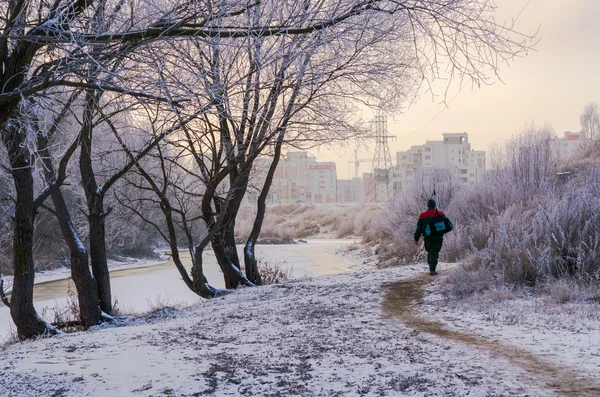 Un homme rentre de la pêche hivernale — Photo