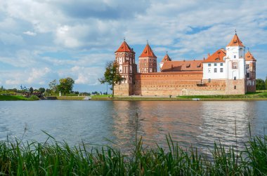Belarus. Mir Castle, göletten