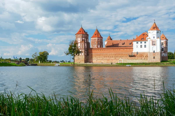 Belarus. Mir Castle, view from the lake — Stock Photo, Image
