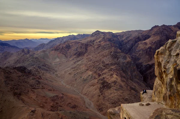 Egypte, Sinai bergen. Een op de rand van de afgrond — Stockfoto