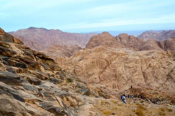 Egypte, montagnes du Sinaï. Les gens descendent du sommet du mont Moïse — Photo