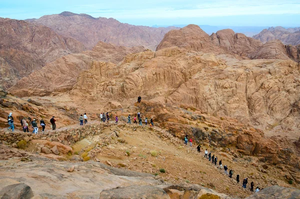 Egypte, montagnes du Sinaï. Les gens descendent du sommet du mont Moïse — Photo