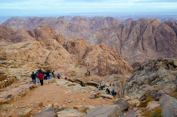 Toeristen afdalen van de top van Mount Moses, Egypte — Stockfoto