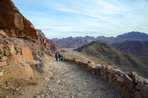 Toeristen neerdalen op de lange weg naar Mount Moses, Egypt — Stockfoto