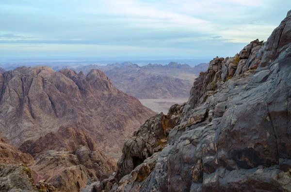 Egypte, rotsachtige woestijn van de Sinai bergen — Stockfoto