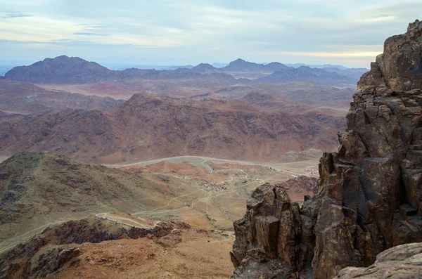 Egypte, rotsachtige woestijn van de Sinai bergen — Stockfoto