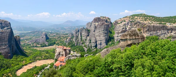 Greece, Meteors, panoramic view from the plateau to the valley of Thessaly — Stock Photo, Image