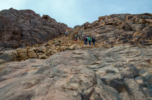 Touristen steigen von Mount Moses ab, Ägypten — Stockfoto