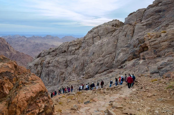 Les touristes descendent du sommet du mont Moïse, en Egypte — Photo