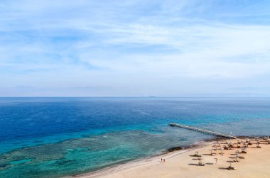 Gulf of Akabe ve mercan resifleri Üstten Görünüm