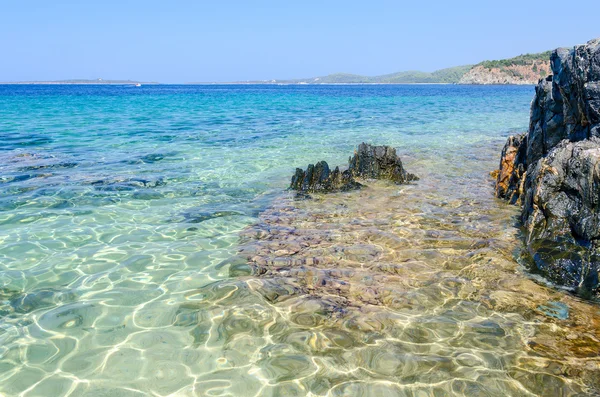 Agua clara en la pintoresca playa salvaje, Sithonia, Grecia —  Fotos de Stock
