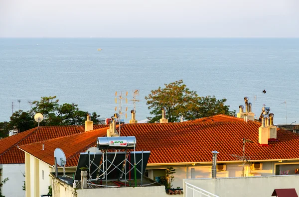 Kolektor słoneczny na dachu domu, Néa Kallikrátia, Grecja — Zdjęcie stockowe