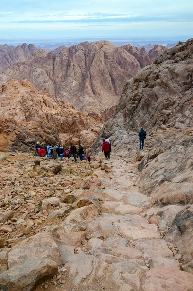 Toeristen dalen af op het lange pad vanaf de top van de berg Mozes, Egypte — Stockfoto