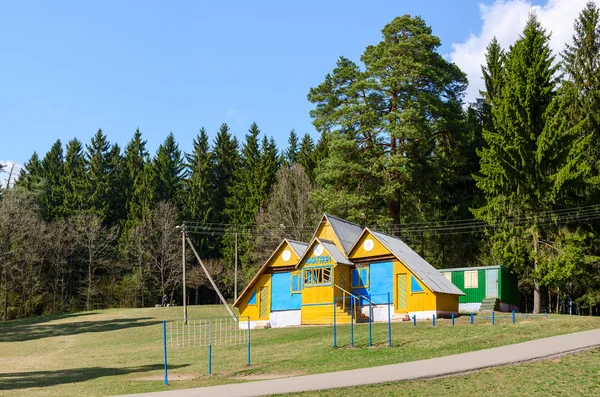 Base de biatlón en el borde del bosque — Foto de Stock