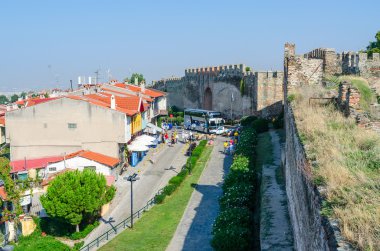 Beyaz Kule Yunanistan, Selanik, görünümünden kale duvarları yakınında dar sokakta