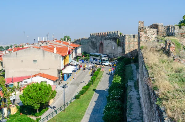 Yunani, Thessaloniki, pandangan dari Menara Putih di jalan sempit dekat dinding kastil — Stok Foto