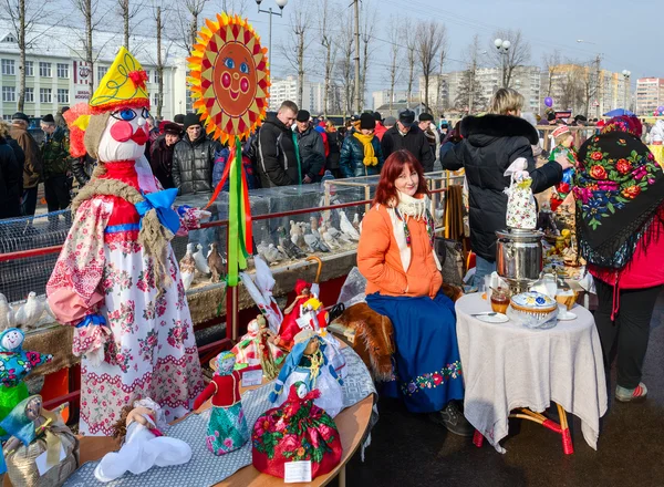 Масленица празднует. Выставка Масленичных кукол и голубей — стоковое фото