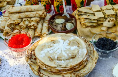 Havyar ile çeşitli dolguları ile mantar krep