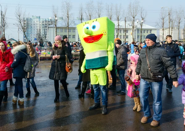 Растущие куклы на Масленице — стоковое фото