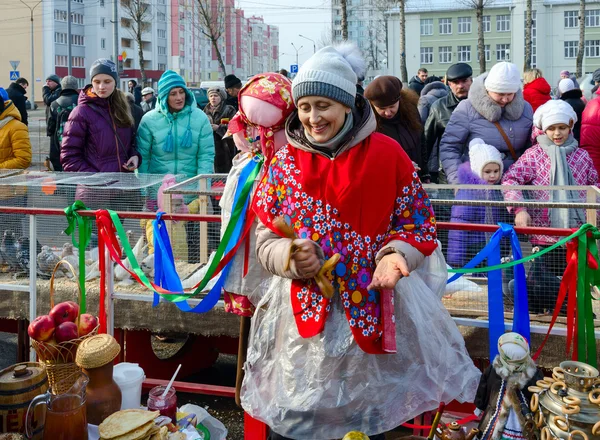 忏悔节庆祝活动。开朗的女人卖方在木制的勺子上播放 — 图库照片