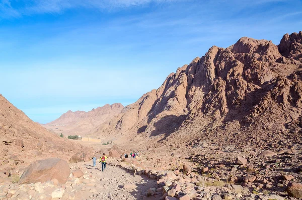 Aan de voet van Mount Moses toeristen gaan naar het klooster van St. Catherine — Stockfoto