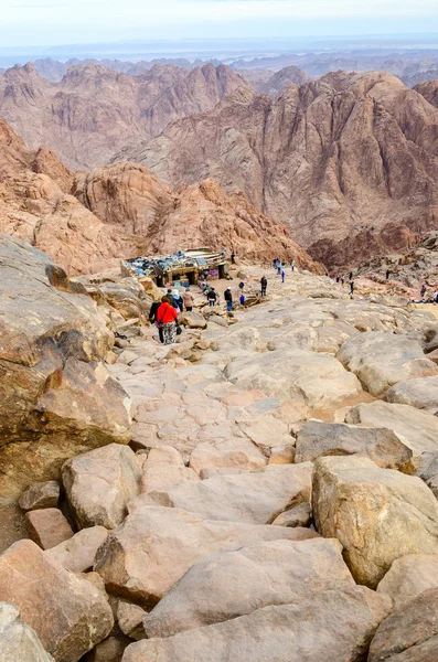 Toeristen naar beneden de lange trail vanaf de top van Mount Moses, Egypte — Stockfoto