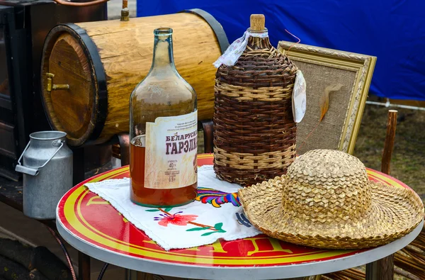 Les festivités de Shrovetide. Bouteilles avec clair de lune biélorusse — Photo