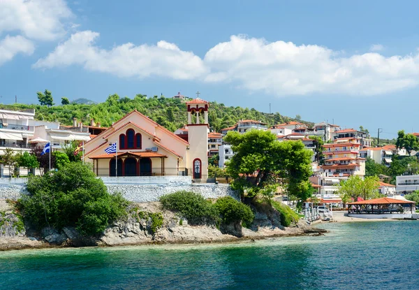 Kilise Neos Marmaras sahildeki görünümünü Sithonia, Yunanistan — Stok fotoğraf