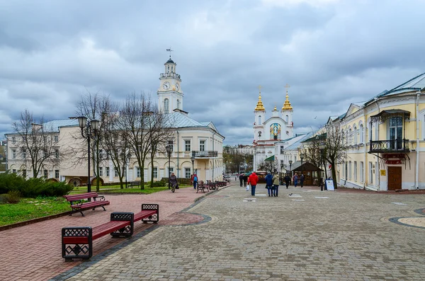 Suvorova rue et vue de l'église Voskresenskaya (Rynkovaya) annd hôtel de ville, Vitebsk — Photo