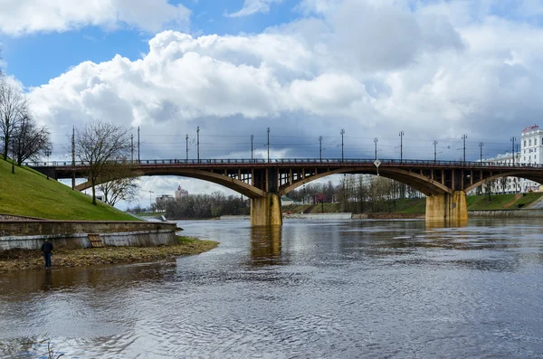 Blick auf die Kirow-Brücke über die Zapadnaja Dwina im Frühling, Witebsk — Stockfoto