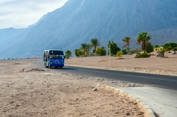 Местный микроавтобус на дороге в курортной зоне Египта — стоковое фото