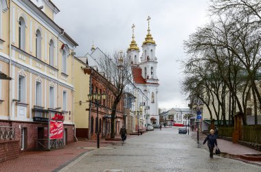 Tolstogo sokak manzarası olan Voskresenskaya (Rynkovuyu) Kilisesi, Vitebsk, Beyaz Rusya
