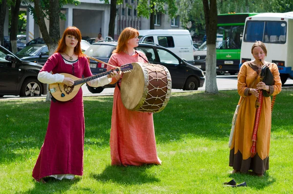 Vortrag eines Ensembles mit alten Volksmusikinstrumenten — Stockfoto